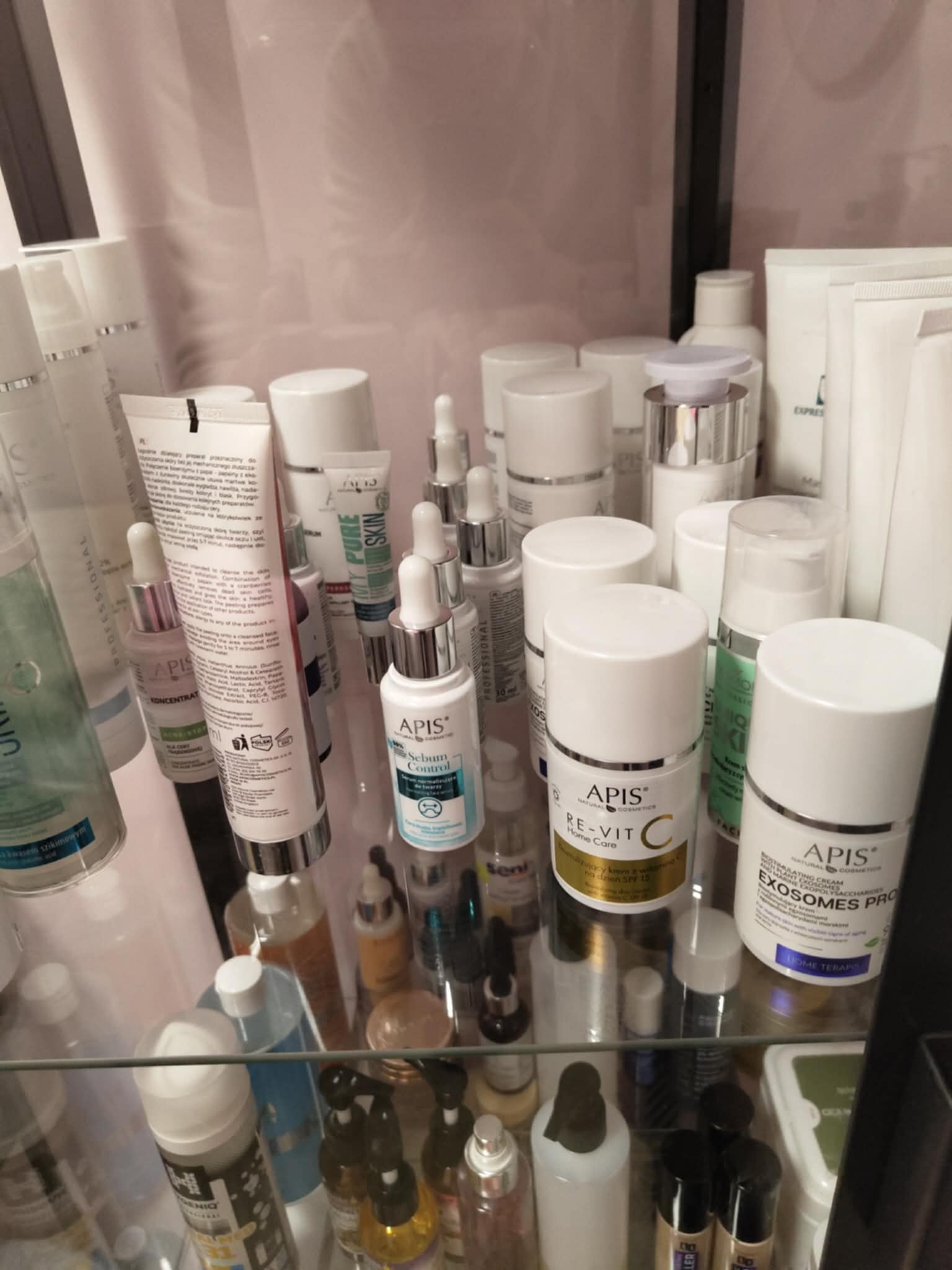 De productkast in de salon met verzorgingsproducten