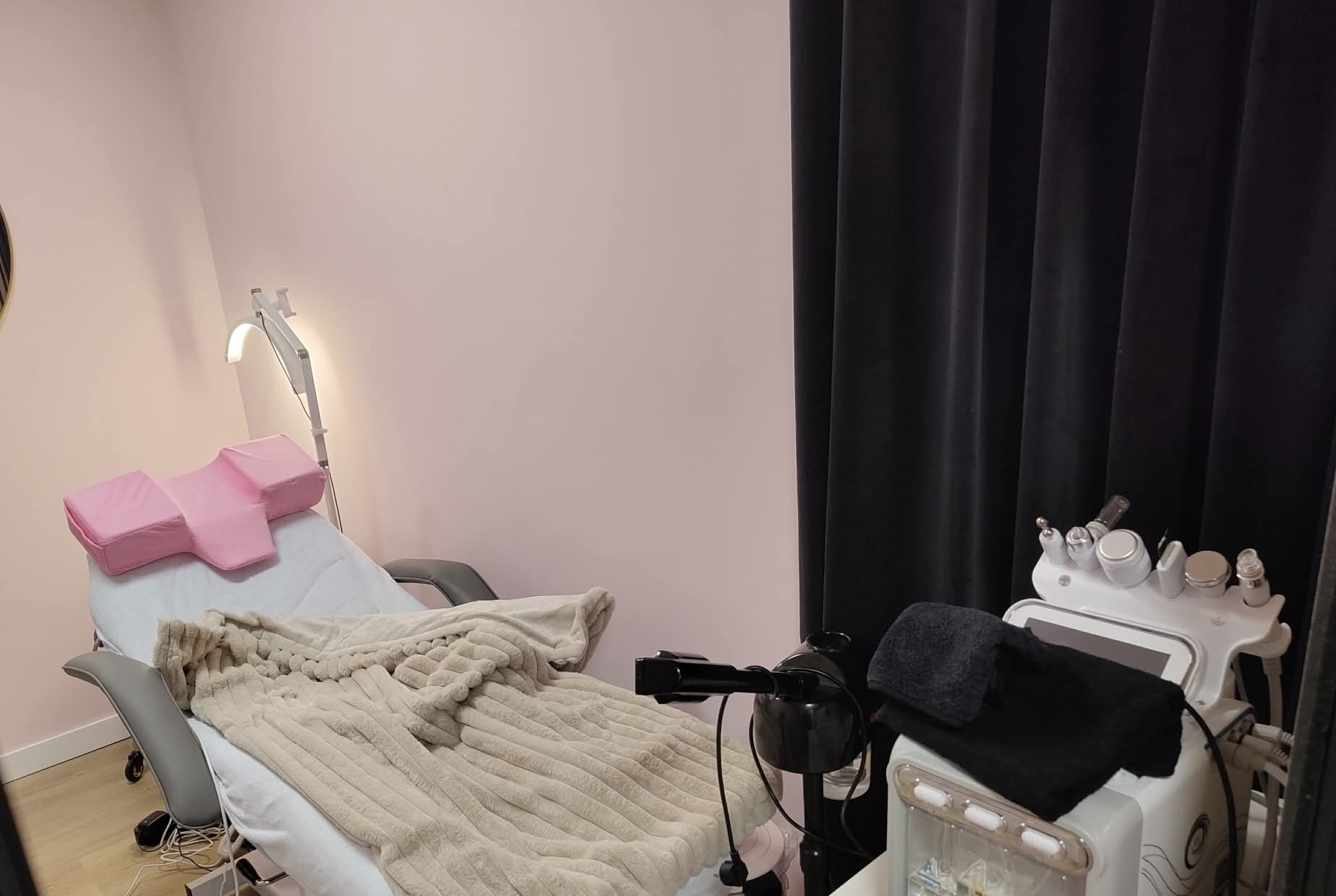 De behandelruimte met behandelstoel, pluche deken en het behandelapparaat